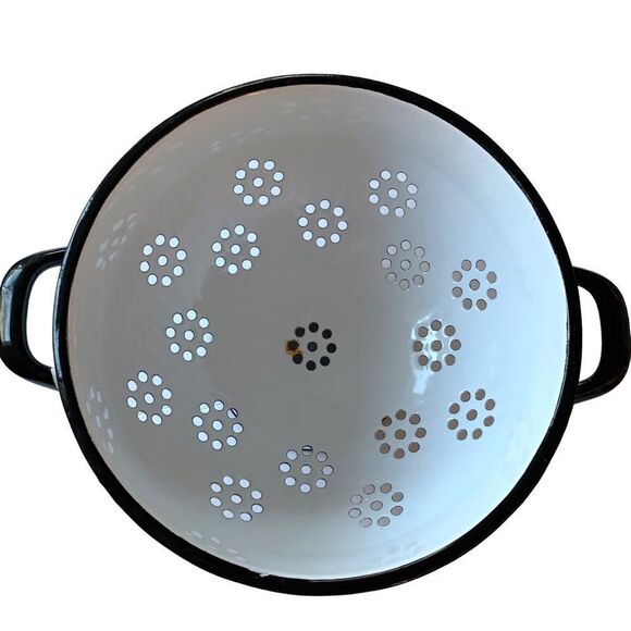 Enamel Colander Farm Cows - Picture 4 of 5